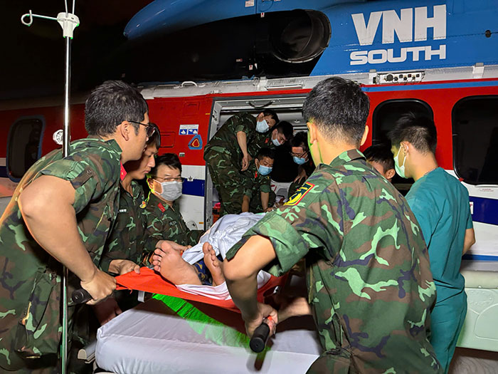 Chuyến bay cấp cứu xuyên đêm vượt bão đưa 3 người bệnh từ Trường Sa về đất liền an toàn