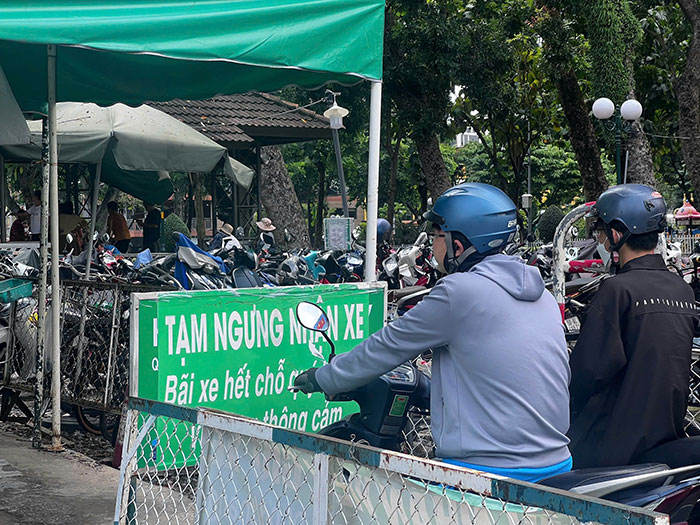Người dân TP.HCM loay hoay tìm chỗ gửi xe khi đi Metro