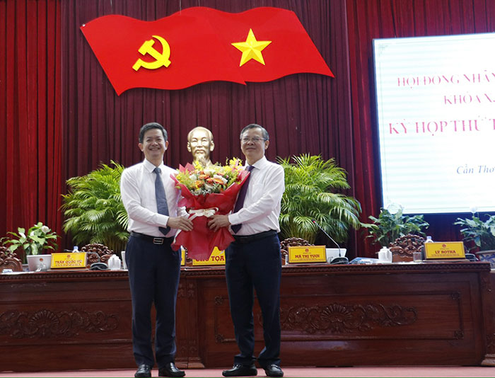 Ông Trương Cảnh Tuyên được bầu giữ chức vụ Chủ tịch UBND TP.Cần Thơ với 100% phiếu đồng ý