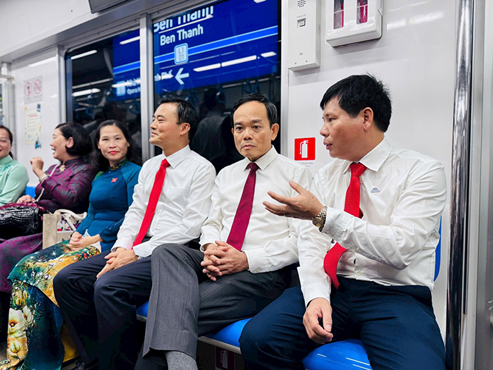 Đoàn đại biểu Đại hội Đảng bộ TP.HCM tham quan tuyến Metro số 1