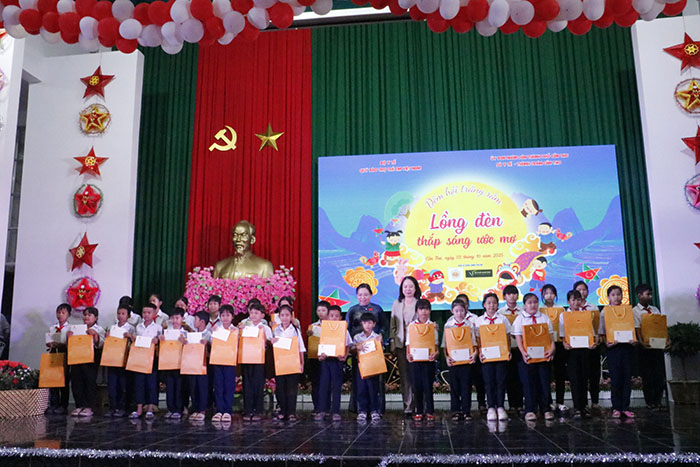 Phó Chủ tịch nước Võ Thị Ánh Xuân vui Tết Trung thu cùng trẻ em Cần Thơ