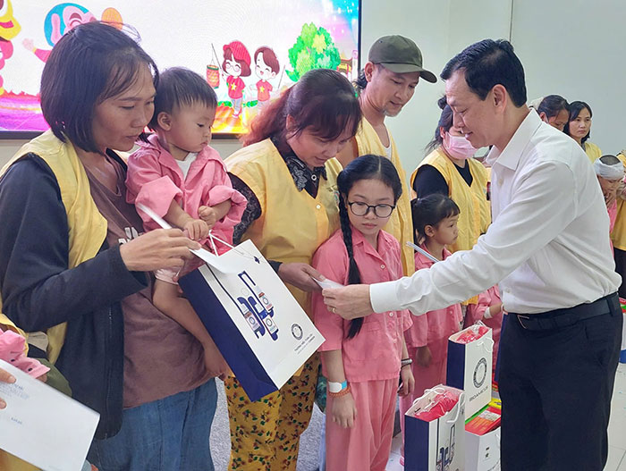 Thứ trưởng Bộ Y tế mang Trung thu ấm áp đến với bệnh nhi TP.HCM