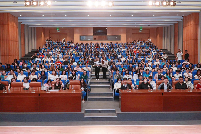 Hàng trăm sinh viên Đại học Kinh tế TP.HCM tham gia chuyển đổi số trong giáo dục