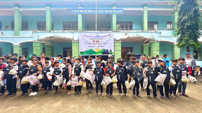 BÌNH MINH VIỆT TRAO TẶNG 200 BA LÔ CHO HỌC SINH VÙNG LŨ GIA LAI – TIẾP SỨC NIỀM TIN ĐẾN TRƯỜNG