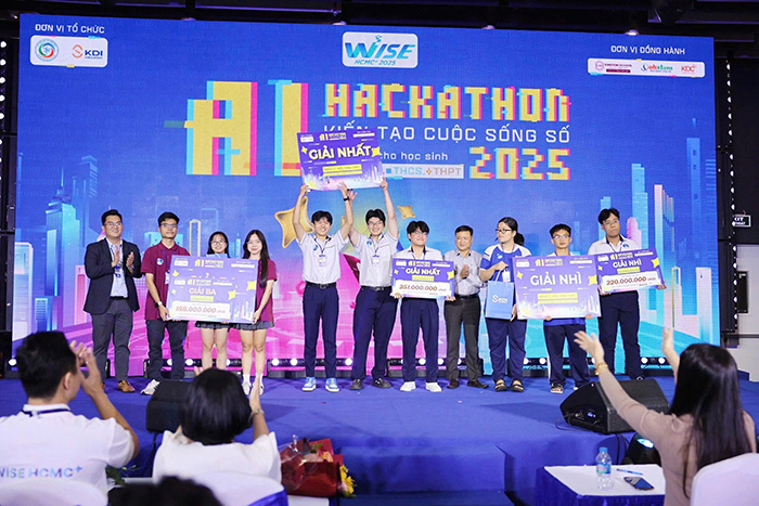 “Dự án cảnh báo lũ và sạt lở ứng dụng camera AI” của học sinh THPT Bình Tân giành quán quân cuộc thi AI