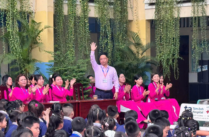 Trường tiểu học ở TP.HCM từ chối nhận hoa ngày 20-11, mong được đổi thành sách, tập cho học sinh