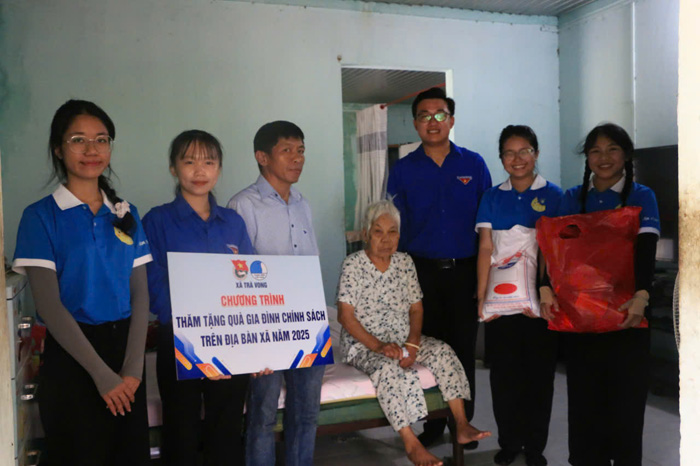 Sinh viên, học sinh gửi “yêu thương” đến đồng bào và trẻ em nơi xa khó