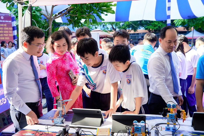 “Bình dân học vụ số” phủ khắp đời sống ngành giáo dục: Giáo viên lớn tuổi “hòa nhịp” số hóa, đổi mới…