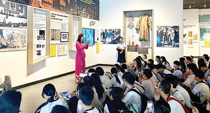 Học từ địa chỉ đỏ, di sản…