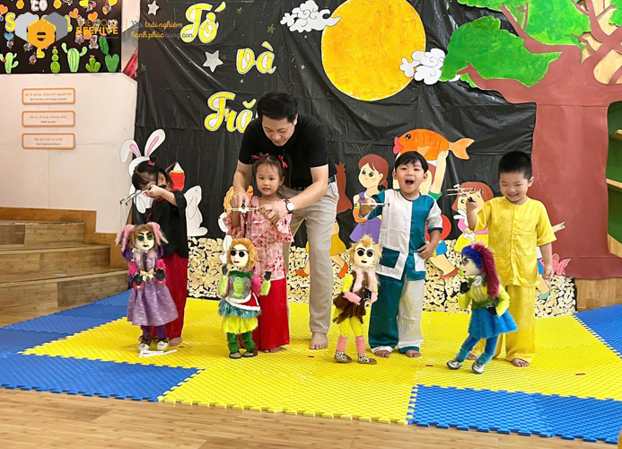 Người mang múa rối dây đến gần với học sinh