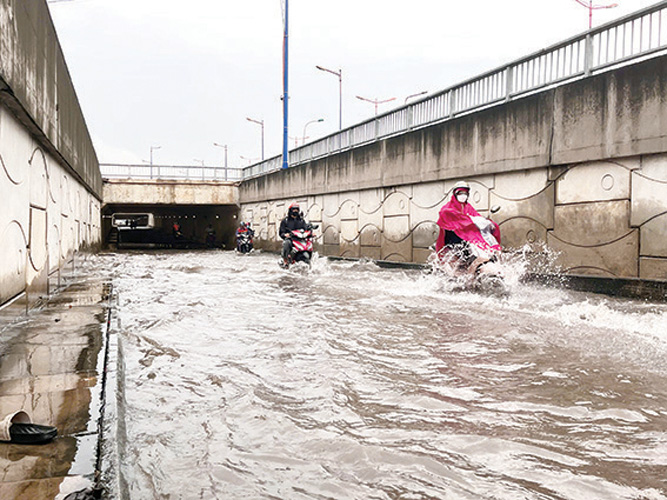 Giúp học sinh, sinh viên tham gia giao thông an toàn trong mùa mưa bão