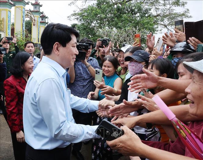 Chủ tịch nước Lương Cường thăm hỏi bà con vùng lũ xã Gò Nổi, Đà Nẵng