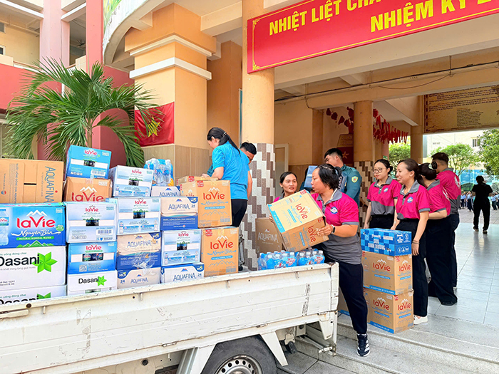 Thầy trò TP.HCM “gom yêu thương” gửi về đồng bào miền Trung