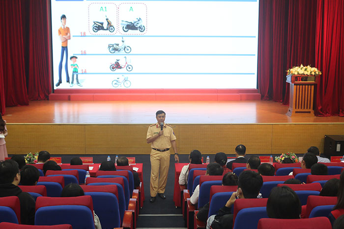 Sinh viên được tuyên truyền về trật tự an toàn giao thông từ bộ tài liệu “Mô hình phiên tòa giả định”