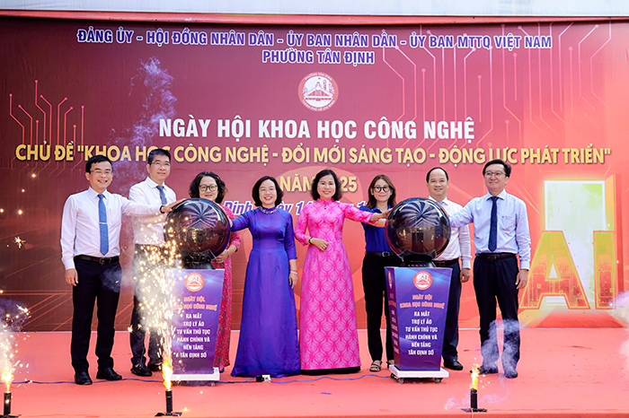 Học sinh hào hứng trải nghiệm AI, robot, STEM tại Ngày hội Khoa học – Công nghệ