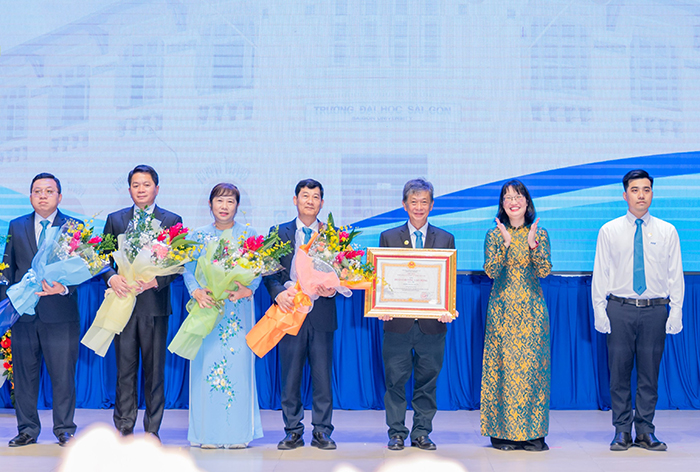 Trường ĐH Sài Gòn nhận Huân chương Lao động hạng Nhì