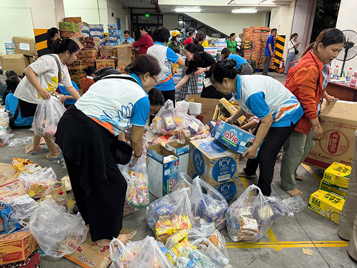 TP.HCM chuyển gấp 15 tấn nhu yếu phẩm trong đêm 21-11 hỗ trợ miền Trung ứng phó bão, lũ