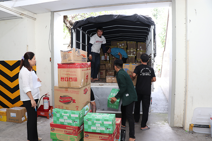 TP.HCM gửi 30 tấn hàng hỗ trợ người dân vùng lũ Huế, Đà Nẵng