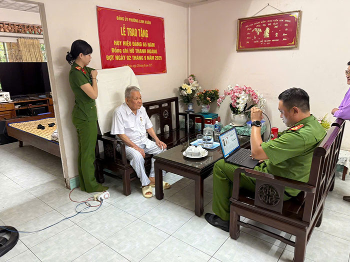 TP.HCM: Công an đến từng nhà hỗ trợ người dân làm sạch dữ liệu xe