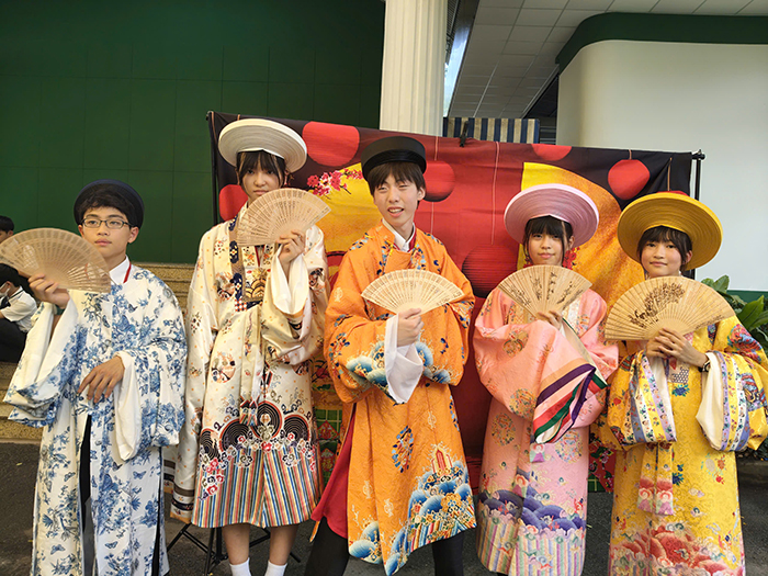 Học sinh Nhật Bản thích thú trải nghiệm “lễ hội văn hóa dân gian Việt Nam” tại Thảo Cầm Viên