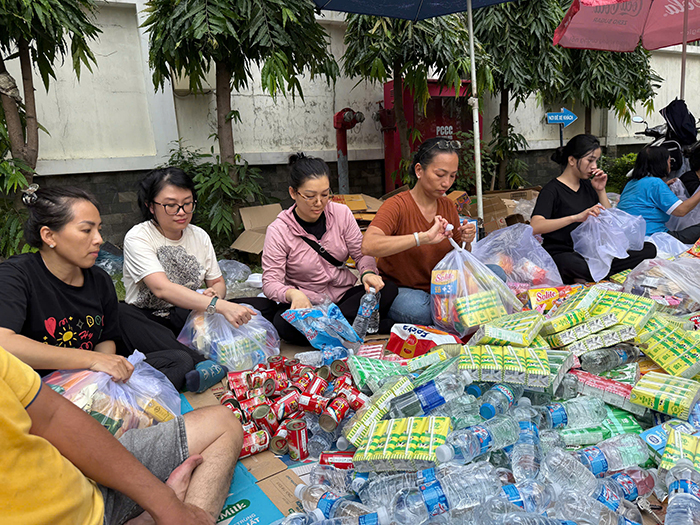 Chỉ trong 2,5 ngày, TP.HCM chuyển 211 tấn hàng vượt lũ đến Khánh Hòa