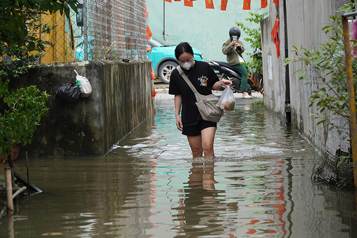 TP.HCM: Nhiều khu vực ở An Phú Đông vẫn ngập sâu, người dân thức trắng đêm ứng phó