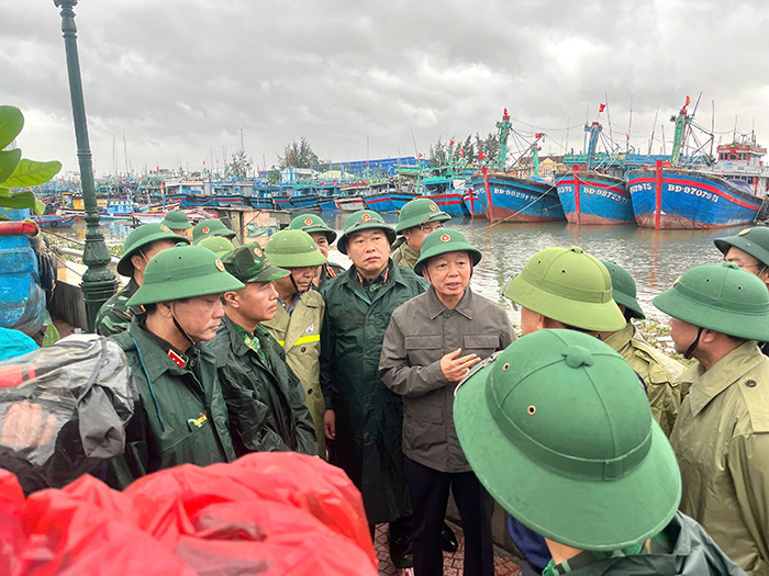 Miền Trung: Giữ vững thông tin liên lạc và sẵn sàng ứng phó với bão số 13