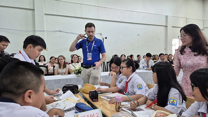 Nhà trường livestream tiết học mở đến phụ huynh