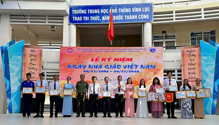 Nét đẹp nghề giáo tỏa sáng trong lễ kỷ niệm 20-11