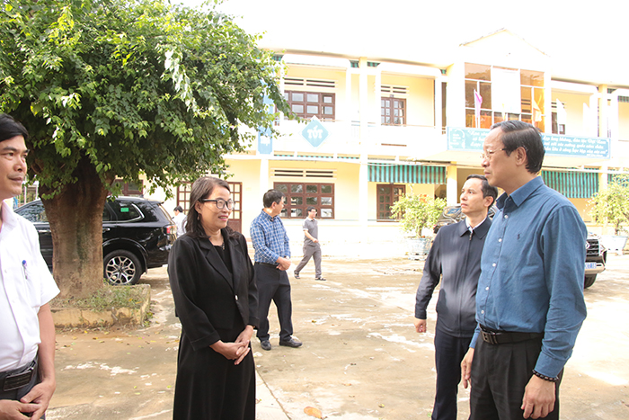 Sớm đưa học sinh trở lại trường an toàn sau mưa lũ