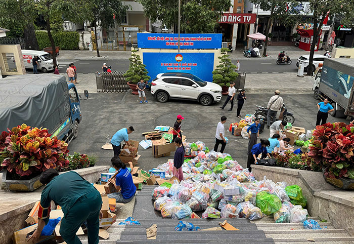 Người dân TP.HCM nối dài những chuyến xe yêu thương hướng về miền Trung