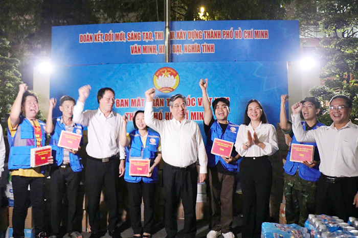 Lãnh đạo TP.HCM trực tiếp động viên lực lượng tiếp nhận hàng cứu trợ