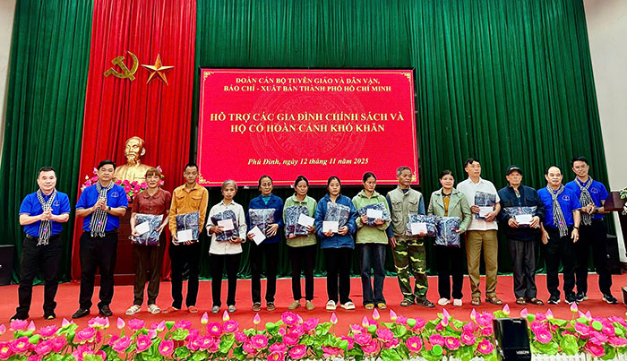 Đoàn cán bộ Ban Tuyên giáo, dân vận, báo chí, xuất bản TP.HCM: Trao quà và đến viếng các di tích lịch sử tại Thái Nguyên, Tuyên Quang