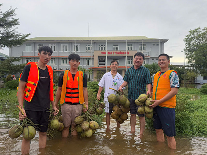 Những quày dừa và tấm lòng của anh Nguyễn Đắc Quý gửi tới người hùng giữa lũ