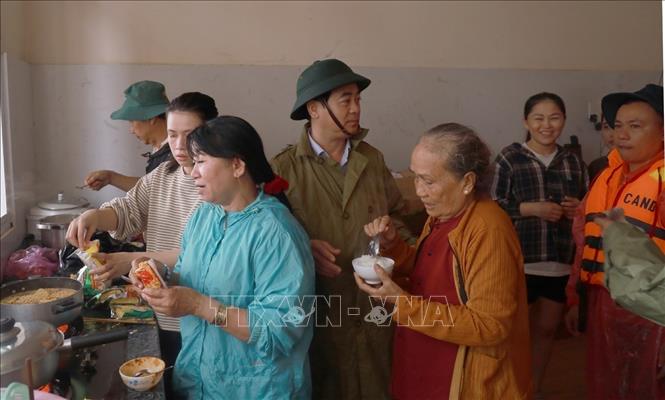 Ấm áp tình người trong cơn lũ dữ