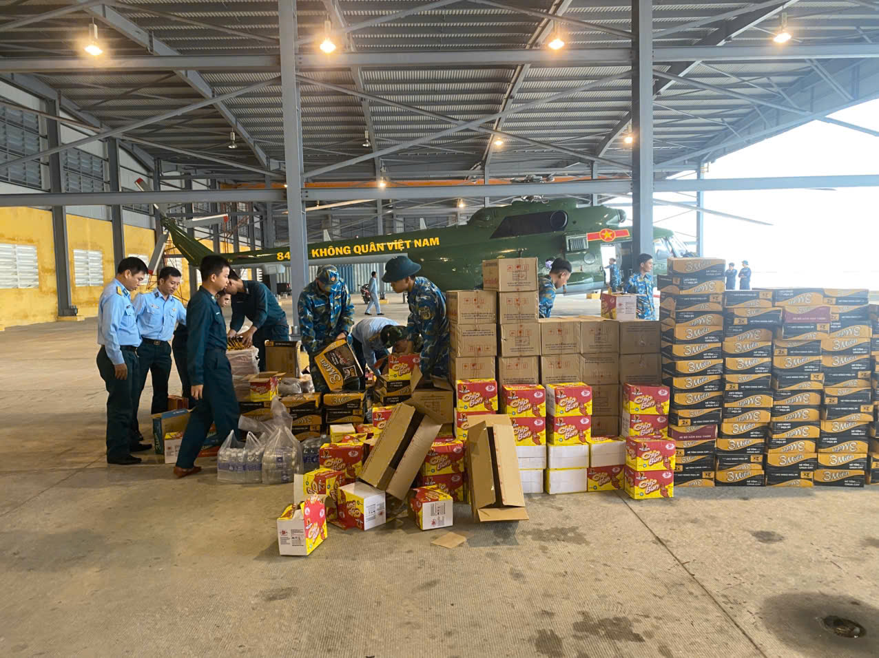 Trực thăng của Sư đoàn 372 bay mang theo 3 tấn hàng cứu trợ đồng bào lũ lụt tại tỉnh Đắk Lắk