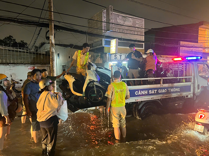 CSGT hỗ trợ người dân, ứng trực 24/24 đảm bảo giao thông thông suốt giữa đỉnh triều kỷ lục