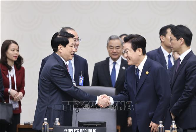 Chủ tịch nước Lương Cường dự Phiên họp thứ 2 Hội nghị Cấp cao APEC lần thứ 32