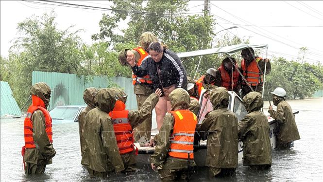 Đắk Lắk: Cứu hộ, di dời người dân ra khỏi vùng ngập