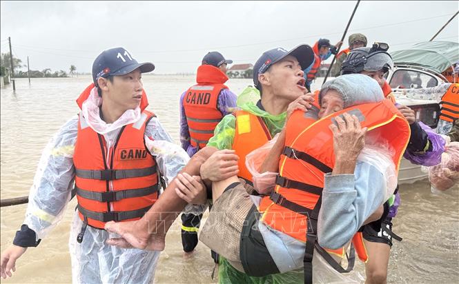 Đắk Lắk khẩn trương ứng cứu người dân vùng ngập lũ sâu