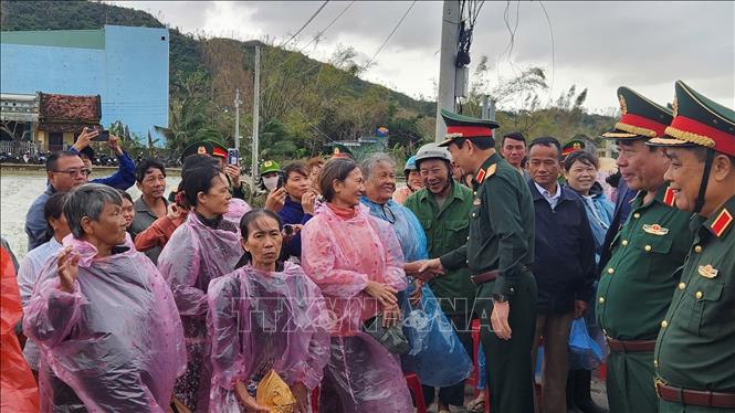 Đại tướng Phan Văn Giang thăm nhân dân vùng rốn lũ Tuy Phước 