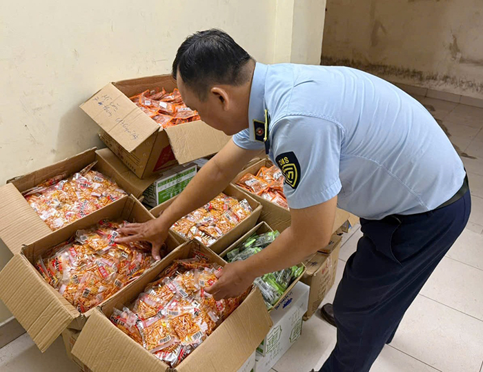 TP.HCM tạm giữ 5.000 sản phẩm thực phẩm và 150kg kẹo dẻo không rõ nguồn gốc