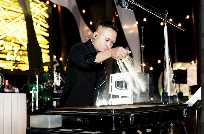 Nguyễn Tiến – Người tiên phong và kỷ lục gia trong nghệ thuật tranh cát động Việt Nam