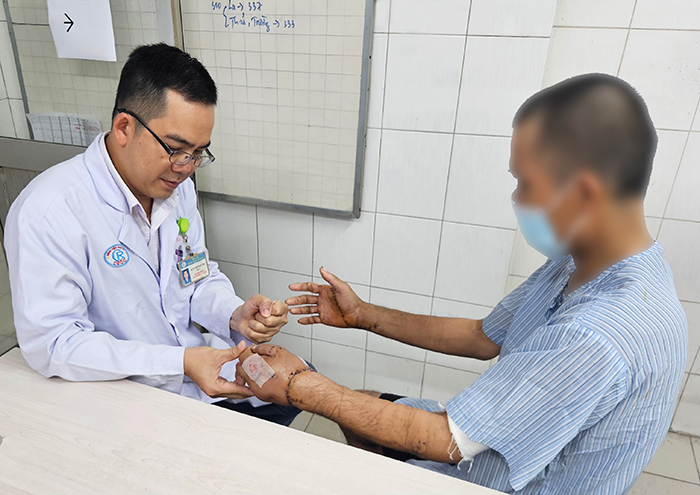 TP.HCM: Nối thành công hai bàn tay bị chém đứt lìa