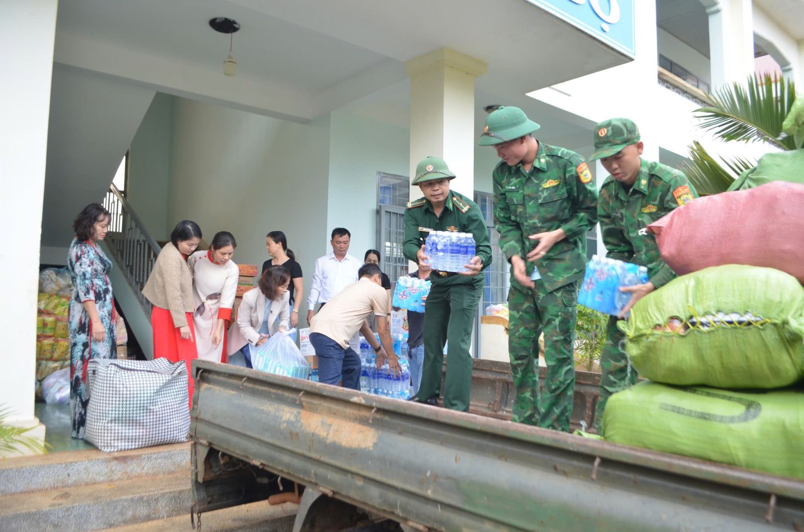 Triển khai mô hình “ATM nước sạch biên cương” cung cấp nước sạch cho dân sau mưa lũ