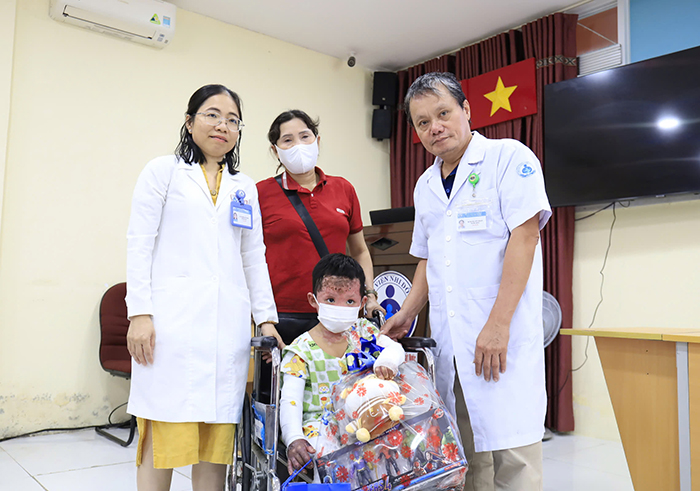 Vụ phóng hỏa ở Gia Lai: Bé trai 5 tuổi hồi phục kỳ diệu sau hơn một tháng điều trị