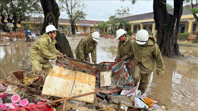 Quân đội tập trung hỗ trợ tái thiết các công trình, ổn định đời sống nhân dân sau mưa lũ 