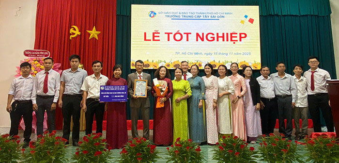 Lễ tốt nghiệp và phát động phong trào hướng về đồng bào vùng bão lũ