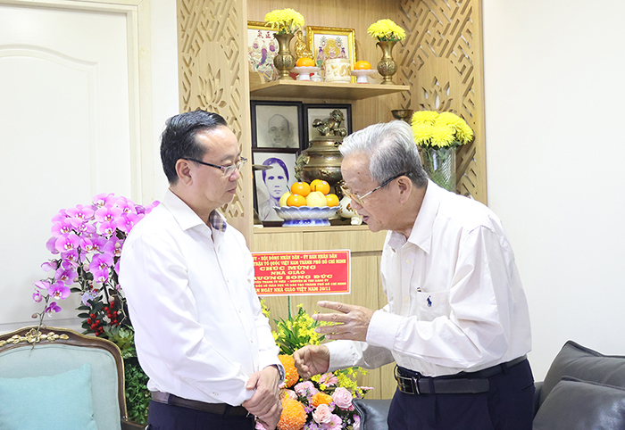 Phó Chủ tịch UBND TP.HCM Bùi Minh Thạnh thăm nhà giáo tiêu biểu