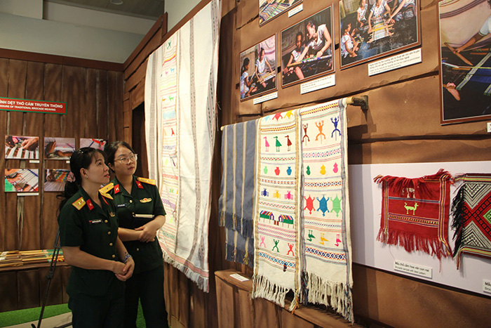 Tôn vinh nghề dệt thổ cẩm truyền thống của phụ nữ dân tộc Mạ